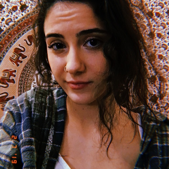 Meet your posher: Rachel 🌻 - Picture 2 of 3